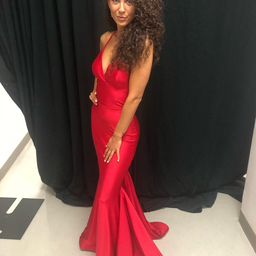 Red Gown - Picture 4 of 4